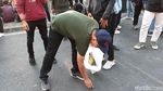 Usai Gelar Aksi, Massa Gejayan Memanggil Punguti Sampah