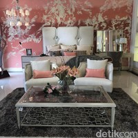 Dua bangku kecil yang diletakkan di depan tempat tidurmu bisa menjadi pilihan jika kamu menginginkan furnitur yang tidak terlalu besar dan memakan tempat. Kamu bisa memainkan warna pada sarung bantal, sprei, dan juga wallpapernya. Seperti pada desain kamar ini yang didominasi oleh warna pink. Foto: Vina Oktiani/Wolipop