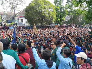 Kepalkan Tangan, Ribuan Mahasiswa Bandung Gelar Aksi Save KPK