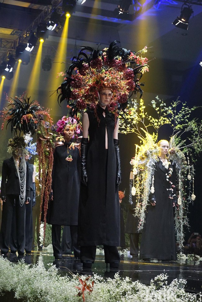 Bunga dan logam, dua unsur dengan karakter saling berlawanan. Namun dapat berpadu apik dalam sebuah karya kolaborasi. Seperti yang ditampilkan desainer aksesori Rinaldy A Yunardi (Yungyung) dan delapan florist di puncak acara World Flower Council Summit, Westin Nusa Dua Bali, Minggu (22/9/2019). Foto: Hestianingsih/Wolipop