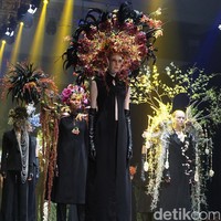Bunga dan logam, dua unsur dengan karakter saling berlawanan. Namun dapat berpadu apik dalam sebuah karya kolaborasi. Seperti yang ditampilkan desainer aksesori Rinaldy A Yunardi (Yungyung) dan delapan florist di puncak acara World Flower Council Summit, Westin Nusa Dua Bali, Minggu (22/9/2019). Foto: Hestianingsih/Wolipop