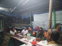 Malam-malam, Sekdes-TNI Cek Gunung Sampah di Pinggir Kali Ciliwung Cilebut