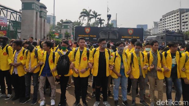 Ada 2 Kubu Pendemo Gelar Aksi di DPR, Lalin Gatsu Dialihkan
