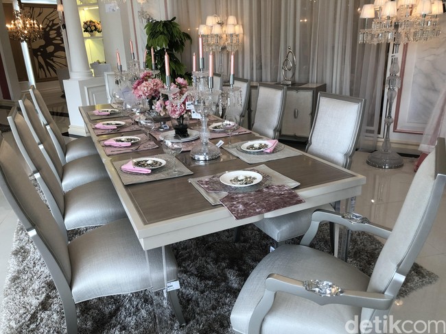Meja makan bernuansa coklat dengan kapasitas 10 orang ini bisa menjadi salah satu rekomendasi untuk furnitur di ruang makan yang mengusung kemewahan. Kaki meja berwarna transparan dan berlian pada sanggahan tangan kursi membuat ruang makanmu akan terlihat unik. Foto: Vina Oktiani/Wolipop