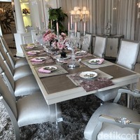 Meja makan bernuansa coklat dengan kapasitas 10 orang ini bisa menjadi salah satu rekomendasi untuk furnitur di ruang makan yang mengusung kemewahan. Kaki meja berwarna transparan dan berlian pada sanggahan tangan kursi membuat ruang makanmu akan terlihat unik. Foto: Vina Oktiani/Wolipop