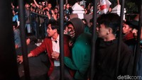 Aksi saling dorong mendorong sempat terjadi. Bahkan aksi lempar batu juga mewarnai unjuk rasa yang digelar sejak siang ini.