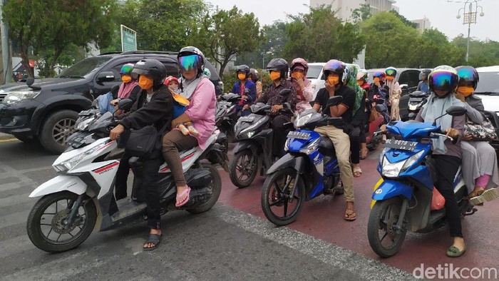 BPB Aceh membagikan 5.000 masker ke pengguna jalan di Banda Aceh