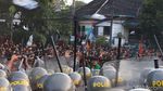 Pagar Jebol Hingga Lemparan Batu Warnai Demo di Bandung