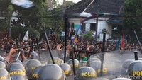 Seorang pria yang tengah berada di belakang barikade polisi menjadi korban pelemparan. Pria itu nyaris tak sadarkan diri karena bagian kepalanya terluka akibat lemparan batu. Polisi lalu memberikan pertolongan pertama.