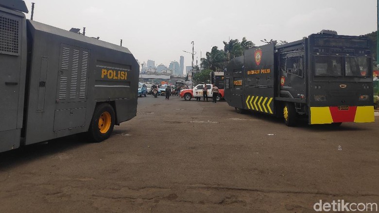 Pagar Kawat Duri dan Kendaraan Taktis Disiapkan Jelang Aksi di DPR Pagar Kawat Duri dan Kendaraan Taktis Disiapkan Jelang Aksi di DPR