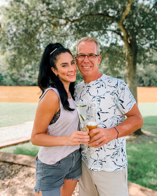 Influencer Sophia Spallino jadi sensasi setelah mengumbar kemesraan dengan kekasih yang tampak lebih tua darinya. Sophia pun mengaku bahwa kekasihnya itu memiliki usia dua kali lipat lebih tua darinya.  Foto: Instagram