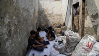 Api membakar dua kawasan, yakni di RW 01 Rawabunga dan RW 06 Balimester, Jatinegara.