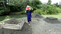 Selain dapat memangkas waktu tempuh, warga juga mengatakan menggunakan perahu dinilai lebih efesien bahan bakar.