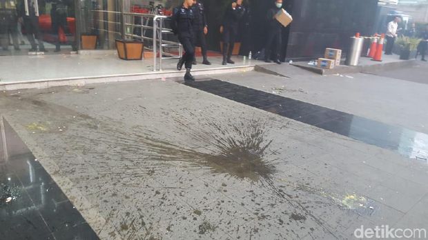 Massa Beratribut PMII Aksi Lagi di KPK, Bakar Ban dan Lempar Telur