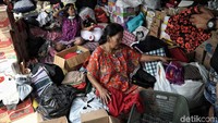 Selain itu masih banyak warga yang membutuhkan makanan, pakaian dan perlengkapan alat mandi.