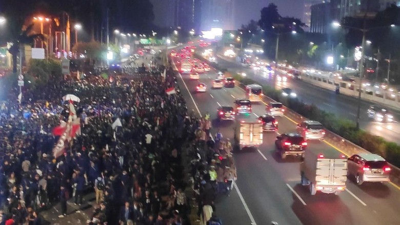 Sempat Tertutup Mahasiswa Demo, Jalan Tol Depan DPR Kembali Normal Sempat Tertutup Mahasiswa Demo, Jalan Tol Depan DPR Kembali Normal