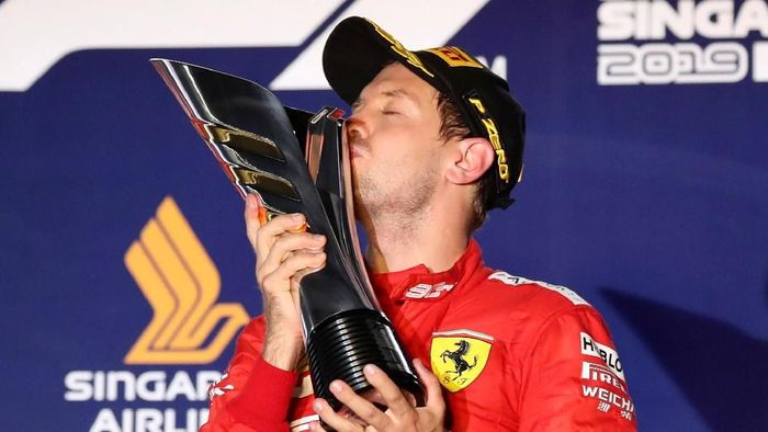 Sebastian Vettel memenangi GP Singapura sekaligus menuntaskan puasa kemenangan (REUTERS/Feline Lim)