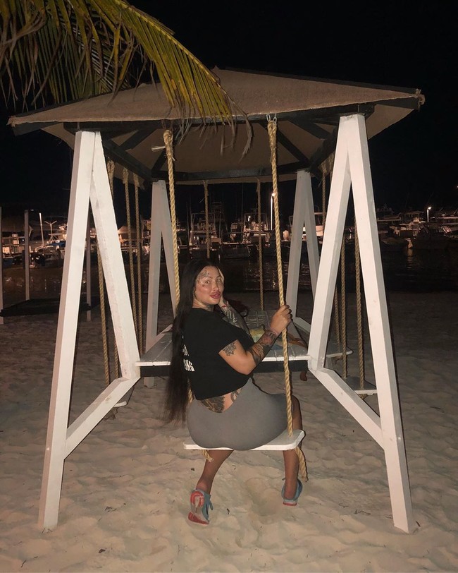 Penari berusia 24 tahun ini mengaku orangtuanya tidak menyukai aksinya yang melakukan operasi plastik ekstrem. Terlepas dari penampilan dan ketidaksetujuan keluarganya, Mary menikmati penampilannya dan tidak terganggu penilaian oleh orang lain. Foto: Instagram