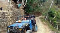 Setelah berputar naik jeep keliling di kawasan Camping de Loano, traveler akan diajak berhenti sejenak untuk nyeruput kopi dan teh di Basecamp Rimbono Homestay. (Foto: Eko Susanto/detikcom)