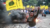Sedari siang tadi massa di depan KPK memang tak henti-hentinya beraksi. Dalam aksinya, massa selalu membakar ban.