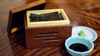 Menu makanan juga disajikan dengan peralatan yang klasik. Seperti rumput laut ini, yang disajikan di dalam kotak kayu sederhana. Foto: Istimewa