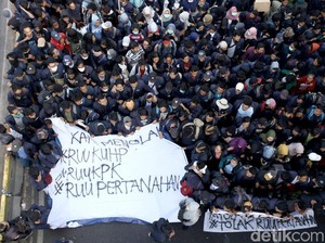 RUU KUHP Ditunda: Kumpul Kebo Tidak Dihukum, Hina Presiden Tak Dipidana