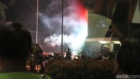 Polisi membubarkan paksa ribuan massa yang berunjuk rasa di depan Gedung DPRD Jabar. Massa membubarkan diri setelah polisi menembakkan gas air mata dan menyemprot dengan water canon.