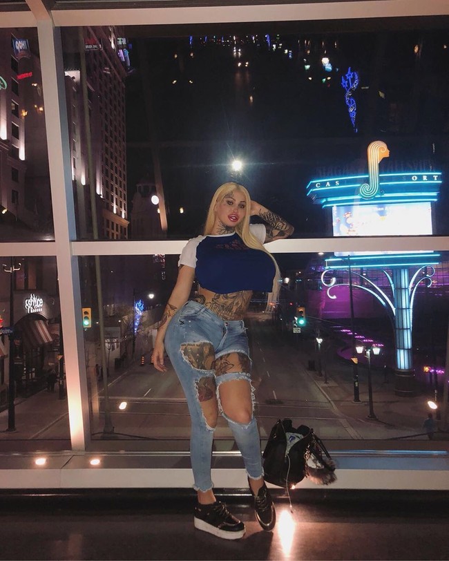  Tetapi ini menjadi hobiku, seperti halnya olahraga ekstrem. Aku tidak berusaha terlihat seperti siapa pun, aku hanya suka tato dan operasi plastik, ujar Mary. Foto: Instagram