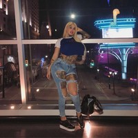  Tetapi ini menjadi hobiku, seperti halnya olahraga ekstrem. Aku tidak berusaha terlihat seperti siapa pun, aku hanya suka tato dan operasi plastik, ujar Mary. Foto: Instagram