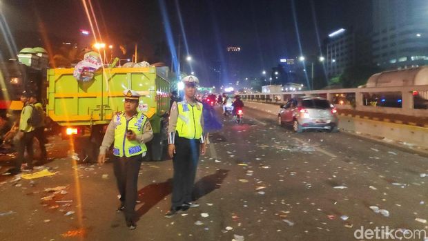 Mahasiwa Berkurang, TransJakarta Mulai Bisa Melintas di Depan DPR