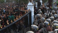 Massa yang tak terima lalu berusaha menerobos masuk ke dalam gedung dengan kawalan ketat polisi.