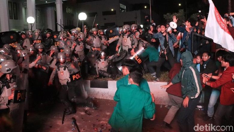 Ricuh Aksi Save KPK di Bandung, Mahasiswa: 92 Teman Kami Terluka Ricuh Aksi Save KPK di Bandung, Mahasiswa: 92 Teman Kami Terluka