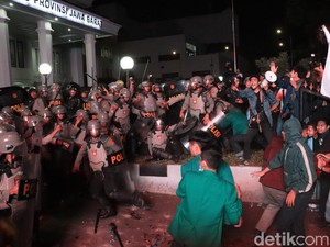 Ricuh Aksi Save KPK di Bandung, Mahasiswa: 92 Teman Kami Terluka
