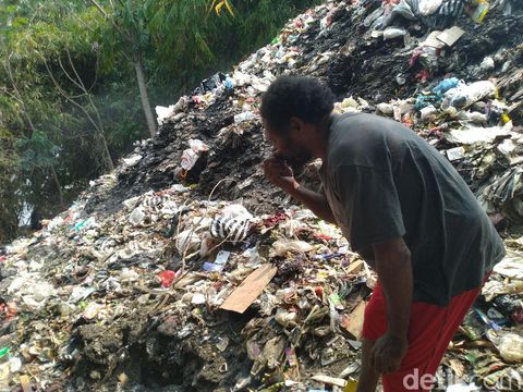 Gunung Sampah di Cilebut Bogor Bikin Sungai Ciliwung Tercemar