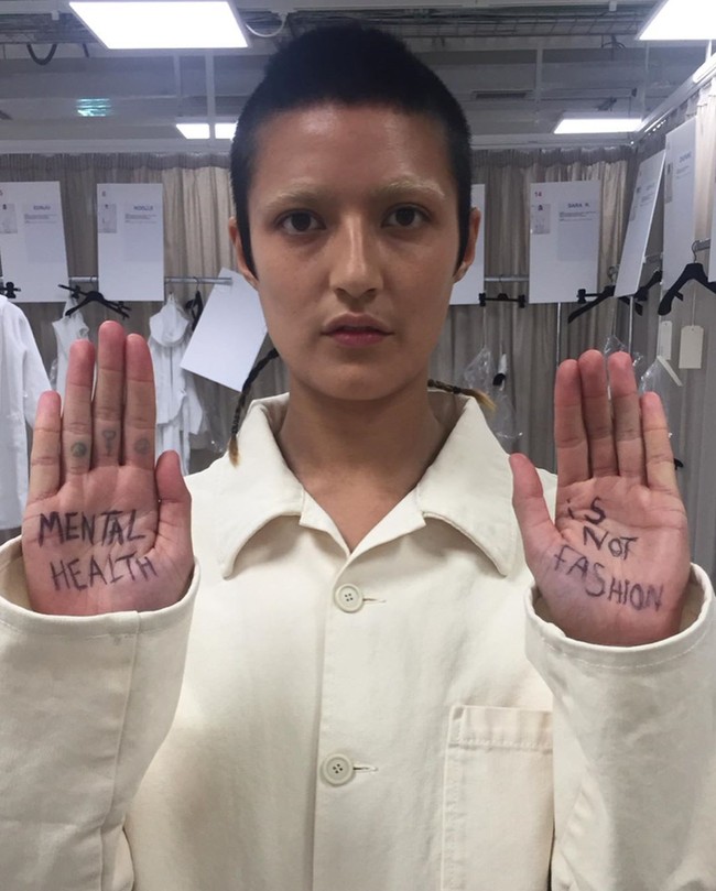 YaYa sendiri langsung memberikan penjelasan di Instagram soal aksi protesnya di sela-sela fashion show Gucci. Sebagai seorang seniman dan model yang berjuang dengan kesehatan mental, begitu juga anggota keluarga dan orang-orang yang kucintai mengalami depresi, kecemasan, bipolar dan schizofrenia, sungguh sangat menyakitkan dan tidak sesintif sebuah rumah mode seperti Gucci menggunakan imej ini sebagai konsep fashion yang hanya sesaat, tulisnya di media sosialnya. Foto: Instagram @ayeshatanjones