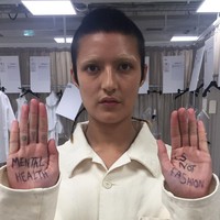 YaYa sendiri langsung memberikan penjelasan di Instagram soal aksi protesnya di sela-sela fashion show Gucci. Sebagai seorang seniman dan model yang berjuang dengan kesehatan mental, begitu juga anggota keluarga dan orang-orang yang kucintai mengalami depresi, kecemasan, bipolar dan schizofrenia, sungguh sangat menyakitkan dan tidak sesintif sebuah rumah mode seperti Gucci menggunakan imej ini sebagai konsep fashion yang hanya sesaat, tulisnya di media sosialnya. Foto: Instagram @ayeshatanjones