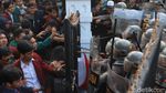 Pagar Jebol Hingga Lemparan Batu Warnai Demo di Bandung
