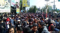 Massa juga mendesak pengesahan RUU Penghapusan Kekerasan Seksual.