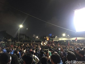 #ReformasiDikorupsi! Ananda Badudu Galang Dana untuk Aksi Mahasiswa di DPR