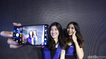 Dua kamera selfie masing-masing berukuran 32 MP dan 8 MP. Vivo menjamin ketahanan kamera pop-upnya, mampu bertahan 10 tahun penggunaan dan menopang bobot 40 kg. (Foto: detikINET/Rifkianto Nugroho)