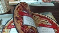 Tak usah repot-repot membayangkan tampilan pizza autentik Italia, di resto ini buku menunya menggambarkan tiap jenis pizza dengan jelas. Foto: Istimewa