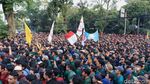 Pagar Jebol Hingga Lemparan Batu Warnai Demo di Bandung