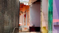 Saat ini rumah tersebut tampak sepi. Pintu rumah juga tertutup rapat.