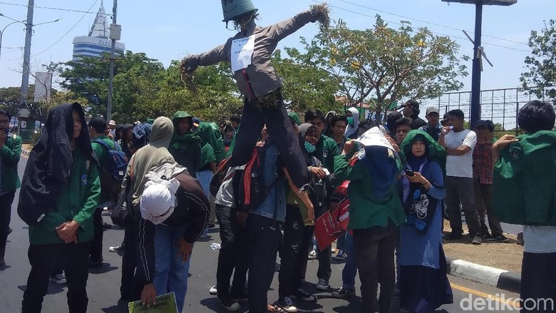Mahasiswa UMI Makassar Turun ke Jalan Tolak Revisi UU KPK Mahasiswa UMI Makassar Turun ke Jalan Tolak Revisi UU KPK