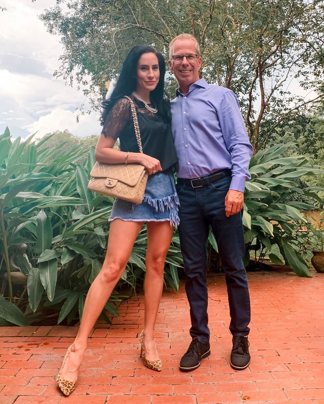 Setelah berkenalan lewat online, keduanya pun bertemu. Sophia mengaku begitu jatuh cinta dengan sosok Robert. Baginya usia bukanlah masalah. Terlebih fisik Robert yang diakui Sophia seperti pria 34 tahun.  Foto: Instagram