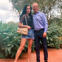 Setelah berkenalan lewat online, keduanya pun bertemu. Sophia mengaku begitu jatuh cinta dengan sosok Robert. Baginya usia bukanlah masalah. Terlebih fisik Robert yang diakui Sophia seperti pria 34 tahun.  Foto: Instagram