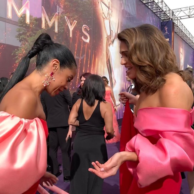 Mandy Moore bahkan menyadari kesamaan tersebut. Di Instagram, ia menulis, Always happy to be here and twinning with my girl, @susankelechiwatson.💓 Thanks for having us @televisionacad! #Emmys.(Foto: Instagram/@mandymoore)