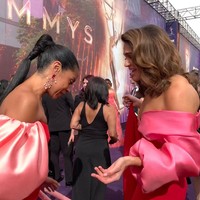 Mandy Moore bahkan menyadari kesamaan tersebut. Di Instagram, ia menulis, Always happy to be here and twinning with my girl, @susankelechiwatson.💓 Thanks for having us @televisionacad! #Emmys.(Foto: Instagram/@mandymoore)
