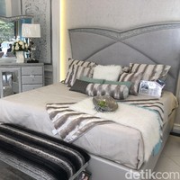 Warna abu-abu bisa dijadikan pilihan jika kamu tidak menginginkan warna putih karena takut kotor. Warna abu-abu bisa dipadukan dengan warna coklat dan hitam. Desain simple kamar tidur dengan kursi panjang kecil yang diletakkan di depan ranjang dan meja rias senada juga bisa membuat kamarmu tak kalah mewah. Foto: Vina Oktiani/Wolipop