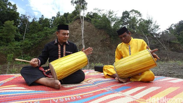 Pak Juman (kiri), seorang penandong bersama rekannya (Rifkianto/detikcom)